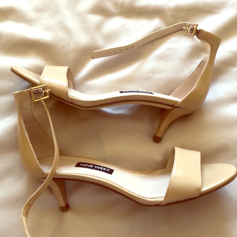 Nine West Nude kitten heel - size 6 *3/$15*